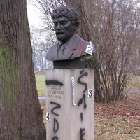 Zniszczony pomnik płk Ryszarda Kuklińskiego w Krakowie