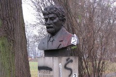 Zniszczony pomnik pułkownika Ryszarda Kuklińskiego w Krakowie