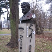 Zniszczony pomnik płk Ryszarda Kuklińskiego w Krakowie