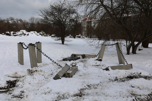 Zniszczony pomnik /fot. Ludmiła Maruszewska z Muzeum KL Plaszow /