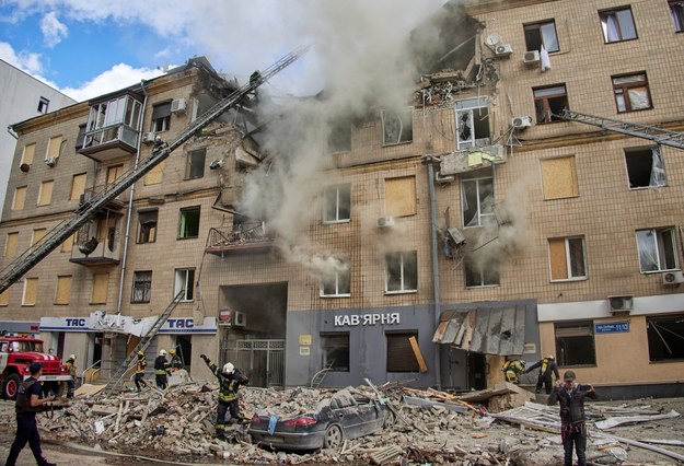 Zniszczony przez Rosjan budynek mieszkalny w Charkowie /SERGEY KOZLOV /PAP/EPA