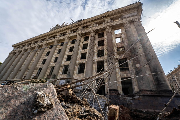 Zniszczony przez rosyjską rakietę budynek administracji państwowej w Charkowie /Mykola Kalyeniak /PAP