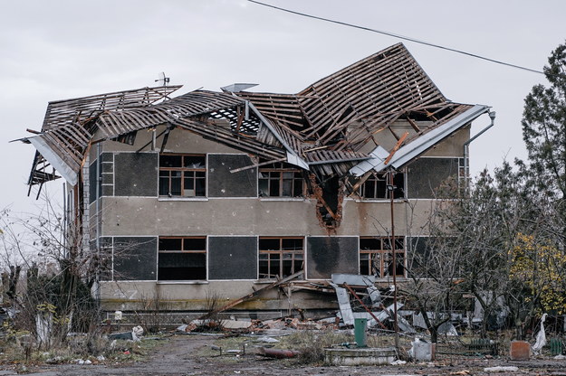 Zniszczony przez wojska rosyjskie budynek w wyzwolonym mieście Snihuriwka w obwodzie mikołajowskim /Vladyslav Karpovych /PAP