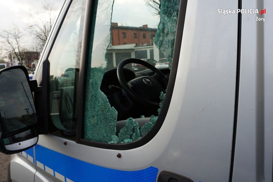 Zniszczony radiowóz /Policja