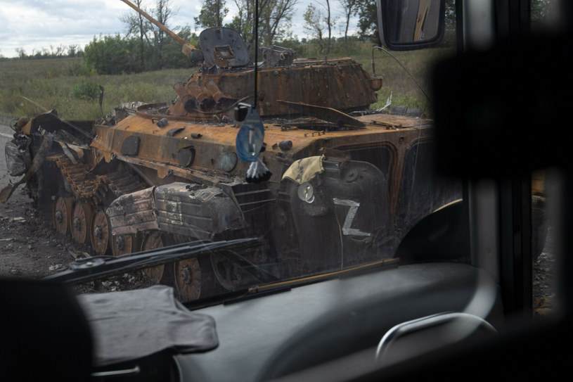 Zniszczony rosyjski czołg na drodze w pobliżu miasta Izium /Danylo Antoniuk /Reporter