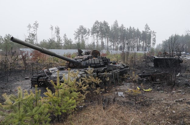 Zniszczony rosyjski czołg niedaleko Kijowa /SERGEY DOLZHENKO /PAP/EPA