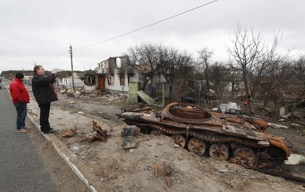 Zniszczony rosyjski czołg w jednej z podkijowskich wsi /SERGEY DOLZHENKO /PAP/EPA