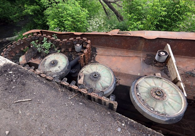 Zniszczony rosyjski czołg w obwodzie donieckim /Yuliia Ovsiannikova /PAP/UKRINFORM