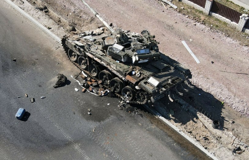 Zniszczony, rosyjski czołg w obwodzie kijowskim /AFP PHOTO /Press service of the Ukrainian Ground Forces /East News