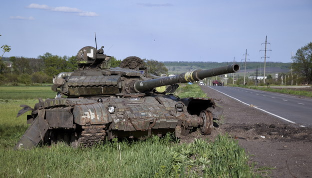 Zniszczony rosyjski czołg w okolicach Charkowa /PAP/EPA/SERGEY KOZLOV /