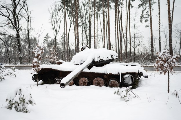 Zniszczony rosyjski czołg w okolicy miasta Borodzianka k. Kijowa /Viacheslav Ratynskyi /PAP
