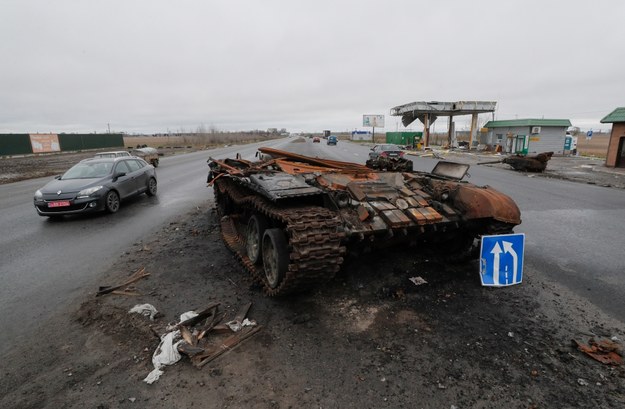 Zniszczony rosyjski czołg w pobliżu miejscowości Browary /SERGEY DOLZHENKO /PAP/EPA