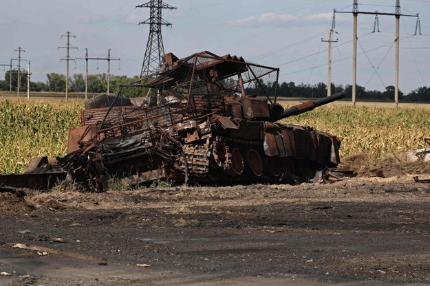 Zniszczony rosyjski czołg w pobliżu Sudży w obwodzie kurskim /YAN DOBRONOSOV/AFP /East News