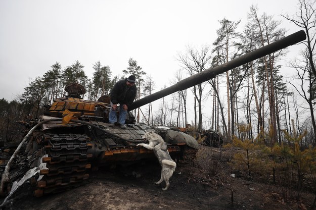 Zniszczony rosyjski czołg w podkijowskiej wsi /ATEF SAFADI  /PAP/EPA