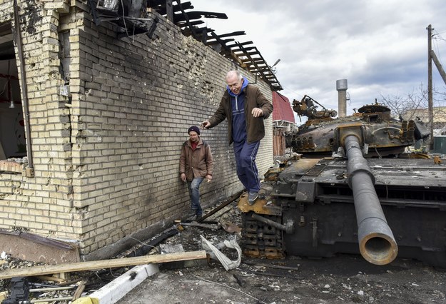 Zniszczony rosyjski czołg /EPA/OLEG PETRASYUK /PAP