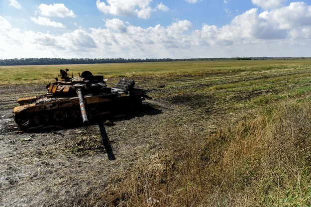 Zniszczony rosyjski czołg /OLEG PETRASYUK /PAP/EPA