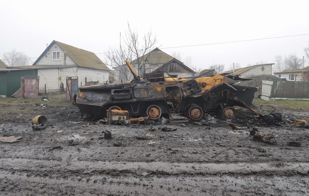 Zniszczony rosyjski pojazd wojskowy koło Kijowa /STR /PAP/EPA