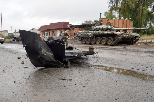Zniszczony rosyjski sprzęt wojskowy na ulicach wyzwolonego Iziuma /Alena Solomonova /PAP