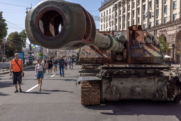 Zniszczony rosyjski sprzęt wojskowy w Kijowie /ROMAN PILIPEY /PAP