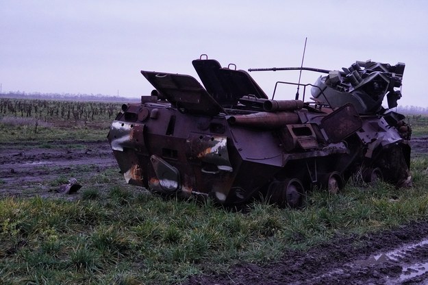 Zniszczony rosyjski sprzęt wojskowy we wsi Prawdino w obwodzie chersońskim /Alena Solomonova /PAP