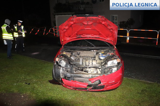 Zniszczony samochód kierowcy zatrzymanego w pościgu /KMP Legnica