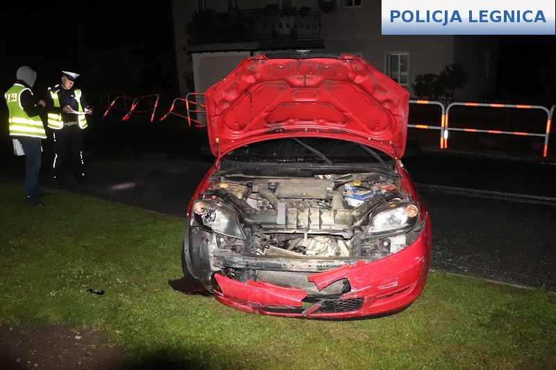 Zniszczony samochód kierowcy zatrzymanego w pościgu /KMP Legnica