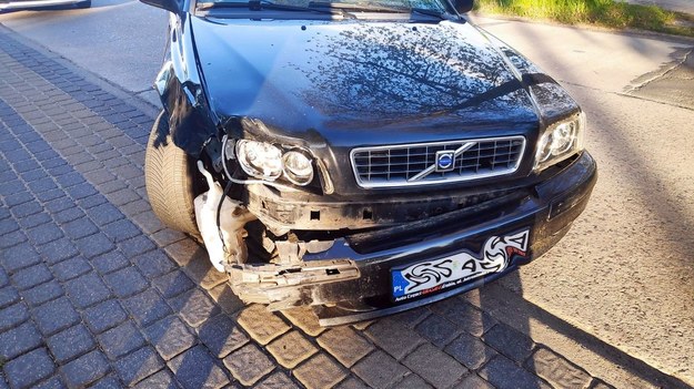 Zniszczony samochód, którego kierowca miał problem z prowadzeniem przykuł uwagę policjanta przed służbą. /KMP Koszalin /