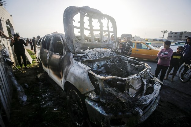 Zniszczony samochód, którym jechali pracownicy organizacji humanitarnej /MOHAMMED SABER  /PAP/EPA