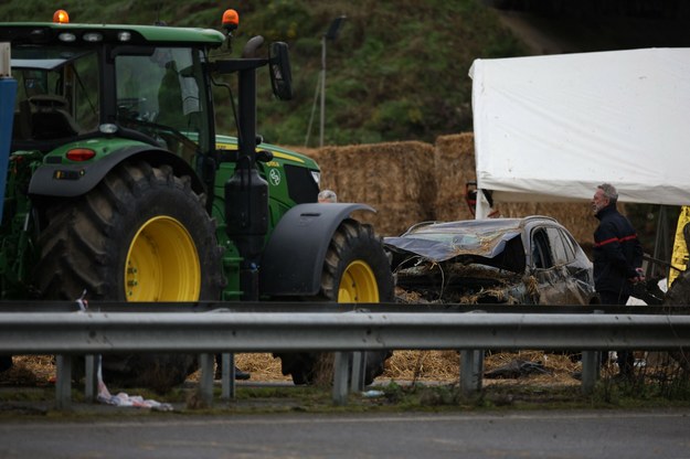 Zniszczony samochód, którym potrącono zmarłą kobietę i jej rodzinę /AFP/AFP VALENTINE CHAPUIS /East News