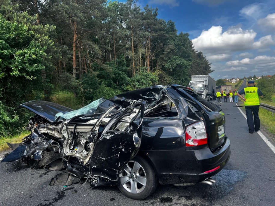 Zniszczony samochód osobowy /KPP Gostyń /Policja