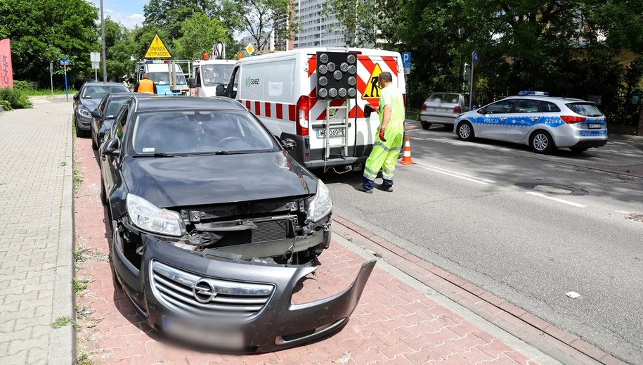 Zniszczony samochód po tym, jak we wtorek na warszawskich Bielanach wjechał w niego autobus /Rafał Guz /PAP