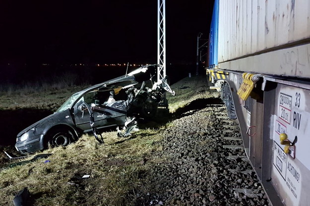 Zniszczony samochód po zderzeniu z pociągiem towarowym / KP PSP Inowrocław /PAP