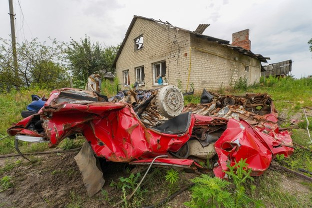 Zniszczony samochód we wsi Topolskoje w obwodzie charkowskim /Mykola Kalyeniak /PAP