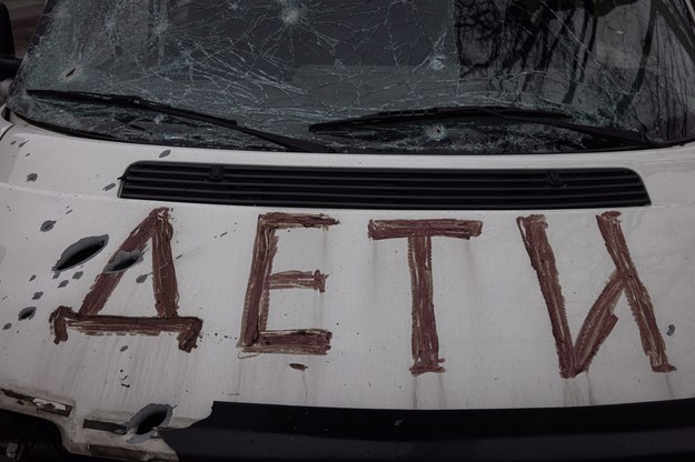 Zniszczony samochód z napisem "Dzieci" w Buczy /ROMAN PILIPEY /PAP/EPA