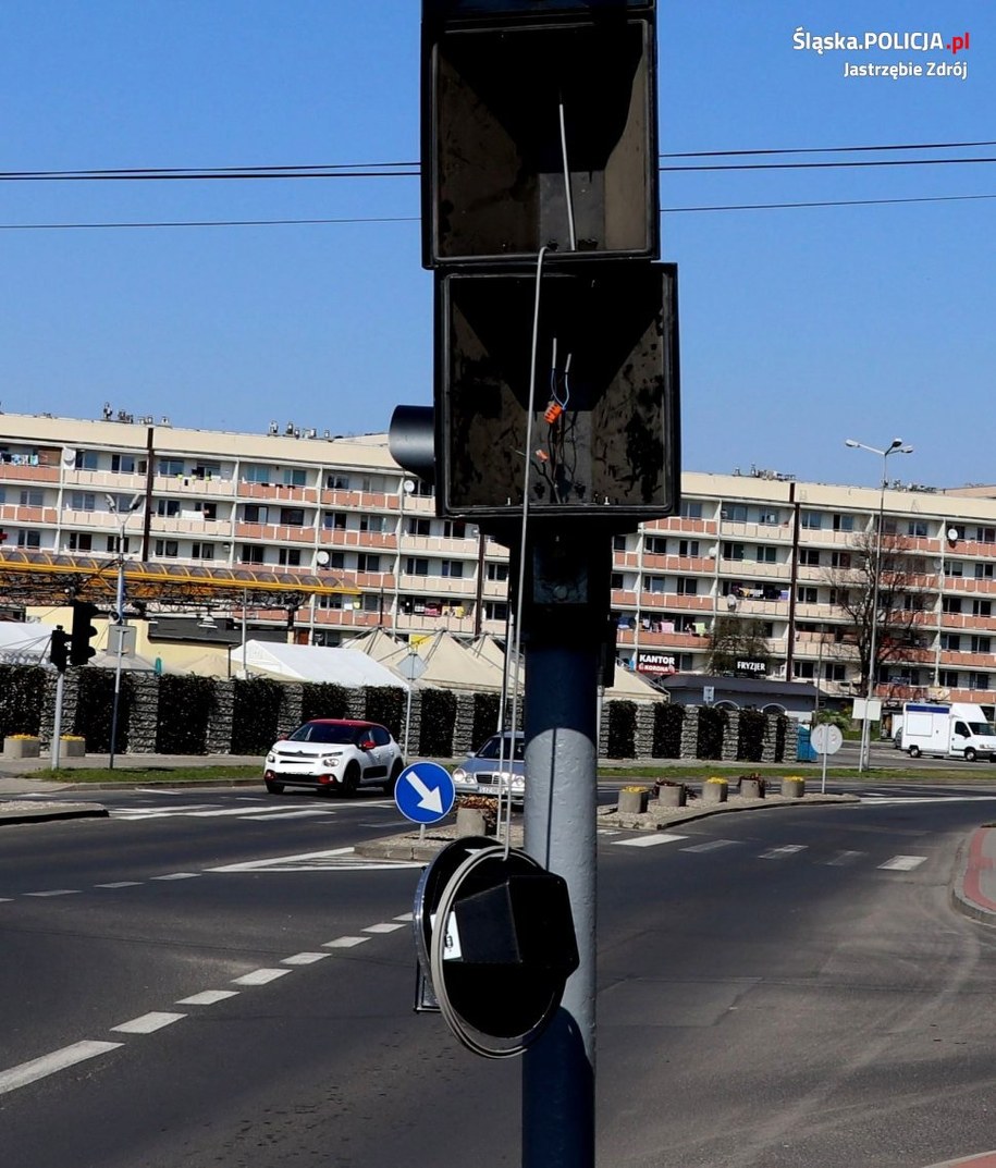 Zniszczony sygnalizator /Policja