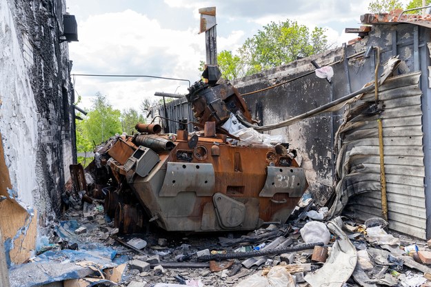 Zniszczony transporter opancerzony na podwórku jednego z domów w miejscowości Mała Rogań /Mykola Kalyeniak /PAP