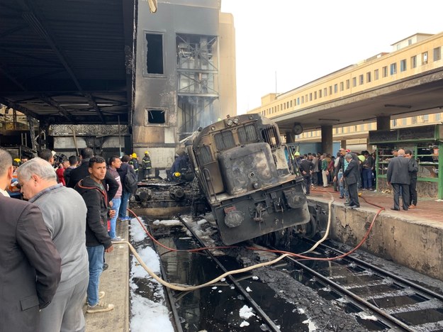 Zniszczony w eksplozji pociąg na dworcu głównym w centrum Kairu /KHALED ELFIQI   /PAP/EPA