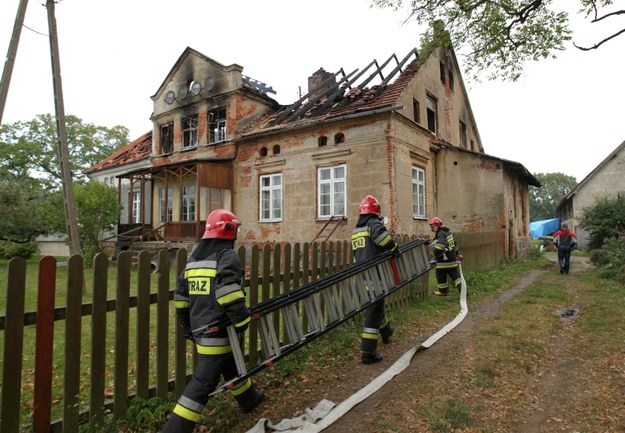 Zniszczony w pożarze wielorodzinny dom w Durach koło Morąga /Tomasz Waszczuk /PAP