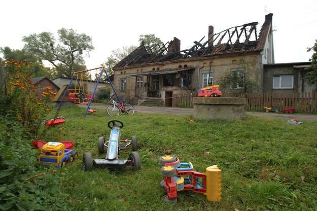 Zniszczony w pożarze wielorodzinny dom w Durach koło Morąga /Tomasz Waszczuk /PAP