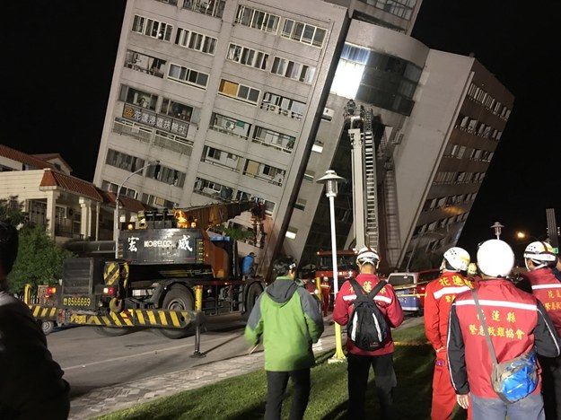 Zniszczony w trzęsieniu ziemi budynek w Hualien / 	STR   /PAP/EPA