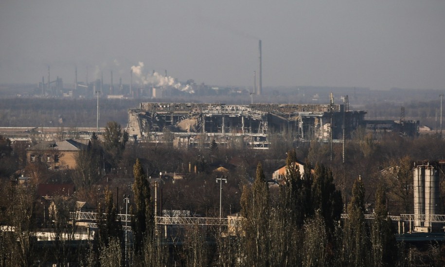 Zniszczony w walkach terminal lotniska w Doniecku /Mikhail Pochuyev/ITAR-TASS /PAP/EPA