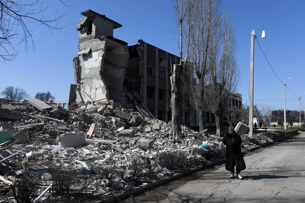 Zniszczony w wyniku ataku rakietowego budynek jednej ze szkół w Charkowie /Andrzej Lange /PAP