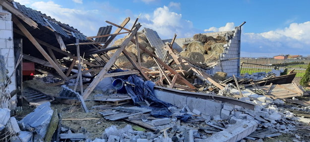 Zniszczony w wyniku przejścia wichury budynek gospodarczy w miejscowości Małachowice-Kolonia w Łódzkiem /Fot. KP PSP Zgierz /PAP