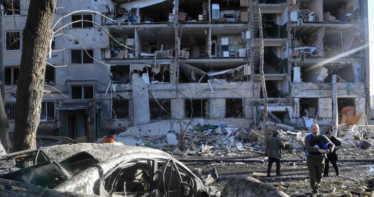 Zniszczony w wyniku rosyjskiego ataku rakietowego budynek mieszkalny w Charkowie /PAP