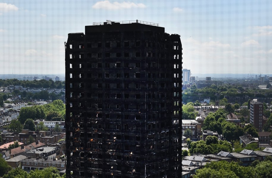 Zniszczony wiezowiec Grenfell Tower w Londynie /ANDY RAIN /PAP/EPA