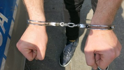 Zniszczyli kilkanaście aut w Warszawie. Zostali zatrzymani 