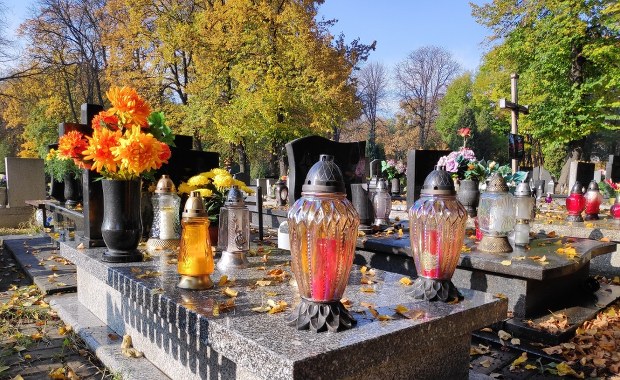 Zniszczyli nagrobki znajomych, bo byli w konflikcie. Staną przed sądem