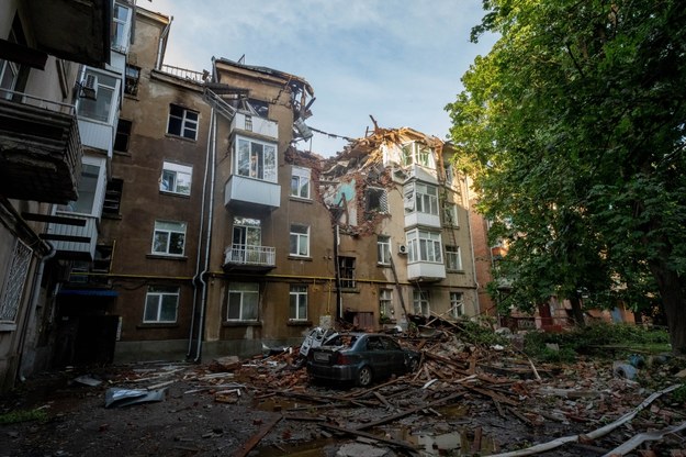 Zniszenia w mieście Sumy na północnym wschodzie Ukrainy /Mykola Kalyeniak /PAP