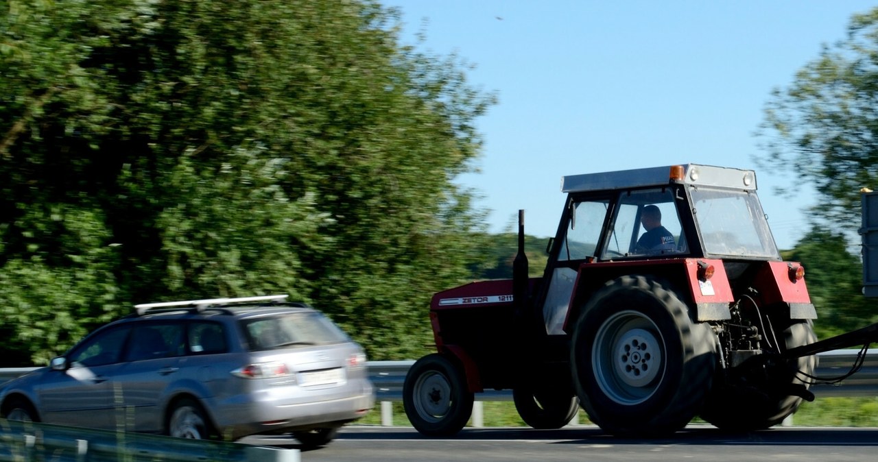 Żniwa w pełni. Czy na ciągłej linii można wyprzedzić traktor? /Bartlomiej Magierowski/East News /East News