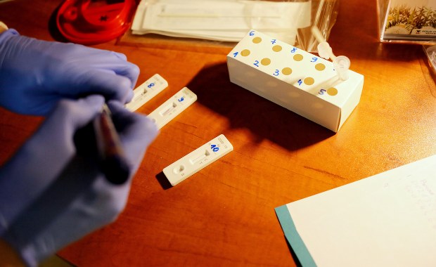 Znów bardzo dużo zakażeń. Od początku pandemii to już ponad 5 mln 